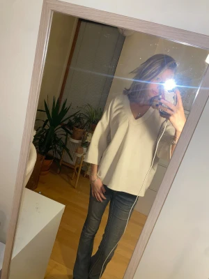 Gosig trekvarts tröja - Supersnygg tjocktröja från KappAhl. Den är inte tvättad så därför ser man en eller annan liten fläck med de går bort!! Jag gillar hur den sitter på mig och jag är S men tröjan är egentligen M, tror den är jättefin på en M också! 