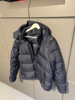 Ralph Lauren Jacka - Säljer min mörkblå Ralph Lauren jacka då jag inte längre använder den. Storlek XL och i väldigt fint skick. Hör av er vid frågor och funderingar!