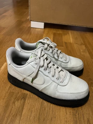 Nike Air Force 1 vita sneakers - Nike Air Force 1 i storlek 40,5, använda endast några gånger och i toppskick! De ser ut som nya, helt fria från slitage.