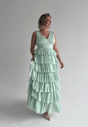 Tulle drill gown turkos - Populära balklänningen som sålde slut förra året, storlek 40 -M/L. I färgen turkos som är nysläppt ! Nypris på deras hemsida: 1800, längd från axel: 150cm. hos andra återförsäljare 2000kr+