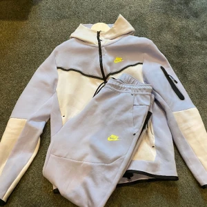 Nike tech fleece - Snygg tech fleece, nästan nyskick.  Använts endast ett fåtal gånger. Köptes i början av sommaren 2023. Säljer då jag inte använder längre. Både byxor och tröja är i storlek M. 