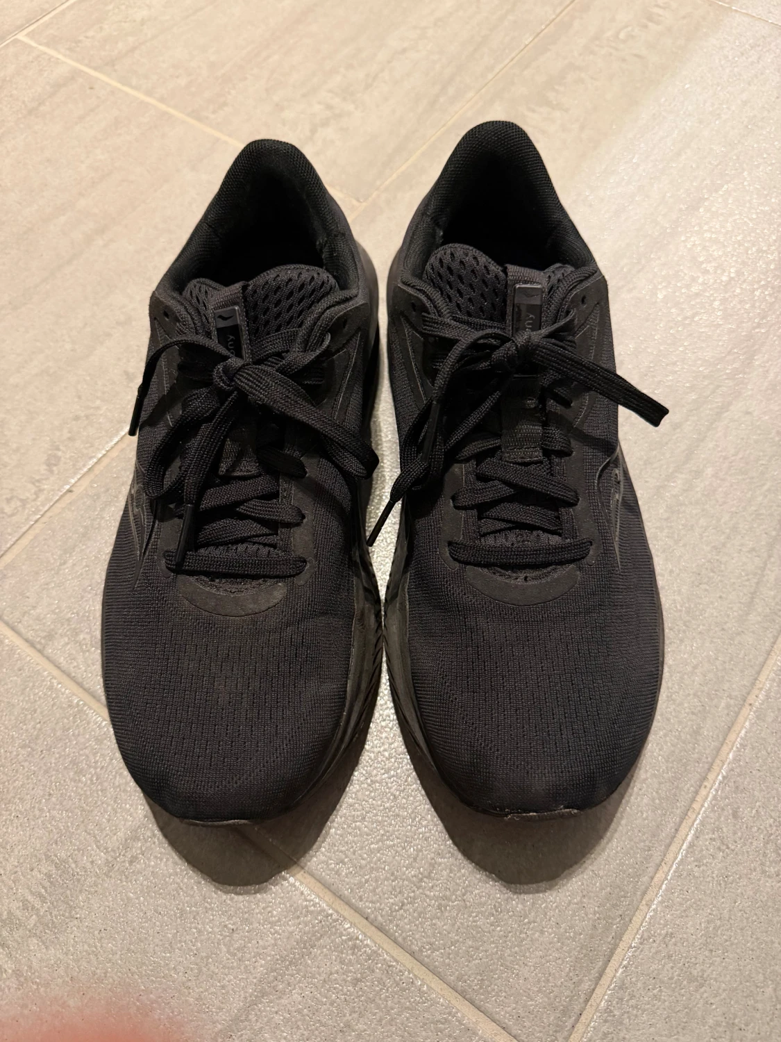 Svarta Saucony sneakers strl 40