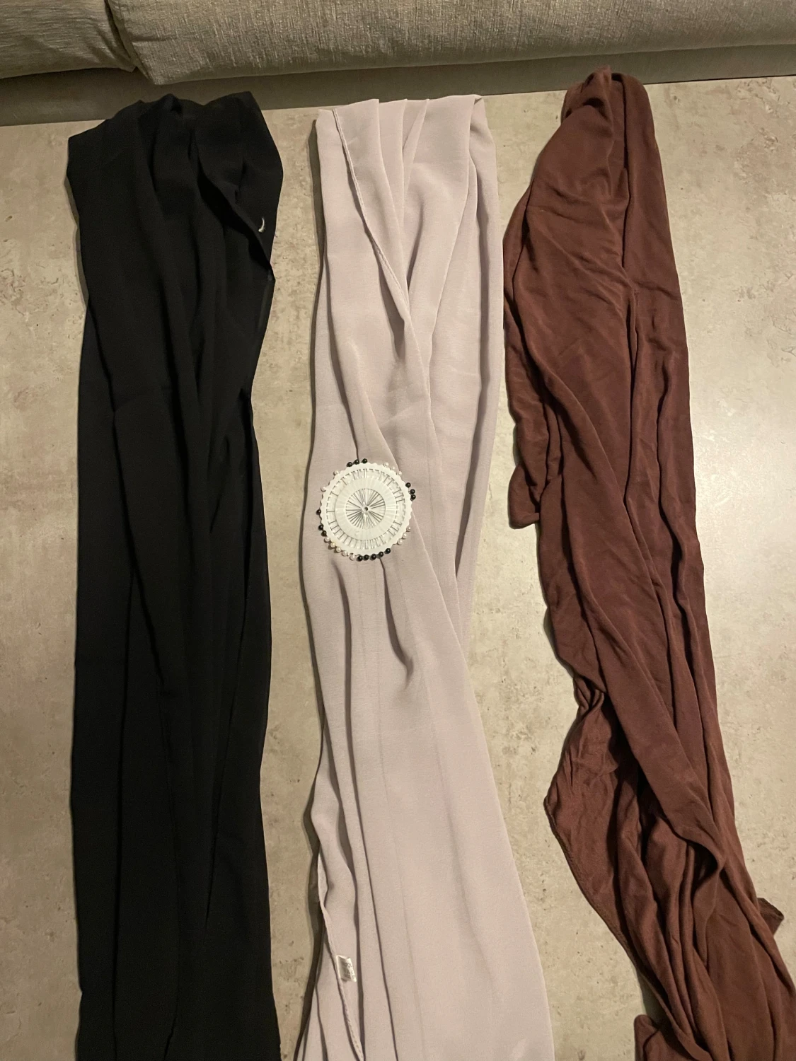 Tre enfärgade sjalar i olika toner