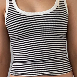 Randig ribbad linnetopp från H&M - Säljer ett superfint linne från H&M som är ribbat. Det har lite missfärgningar men de syns knappt. Jättefint att ha under kofta 💗 