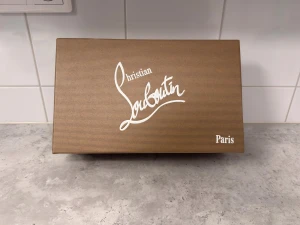Mörkblå Christian Louboutin - Exklusiva mörkblå sneakers från Christian Louboutin en ikonisk kombination av lyx och stil. Dessa eleganta sneakers är tillverkade i mjuk, mörkblå mocka som ger ett sofistikerat och tidlöst uttryck. Den karakteristiska röda sulan – Louboutins signum skapar en direkt känsla av exklusivitet och premiumkvalitet.  Modellen har rund tå, klassisk snörning och en lyxig beige innersida i skinn som ger optimal komfort. Ett perfekt val för dig som vill lyfta din outfit med ett par skor som både sticker ut