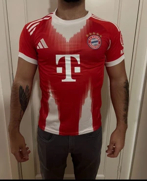 Bayern München Hemmatröja 2025/26 - 🏟️FC Bayern München Home Kit 2025/26