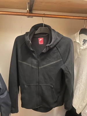 Nike tech  - Tja! Säljer min Nike tech för jag inte använder den så mycket på det senaste och tänkte att det var dags att sälja den!