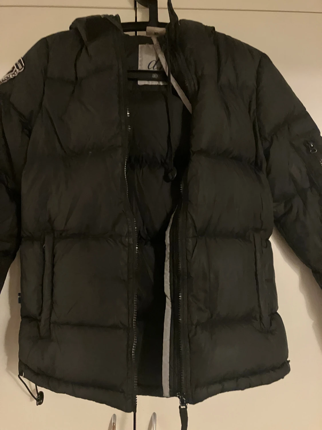 Svart pufferjacka från Dbrand - 2