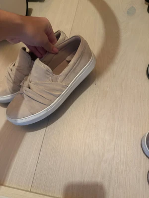 Rosa sneakers 🩷 - Super söta rosa sneakers. Perfekt till våren och till finare tillfällen 🩷