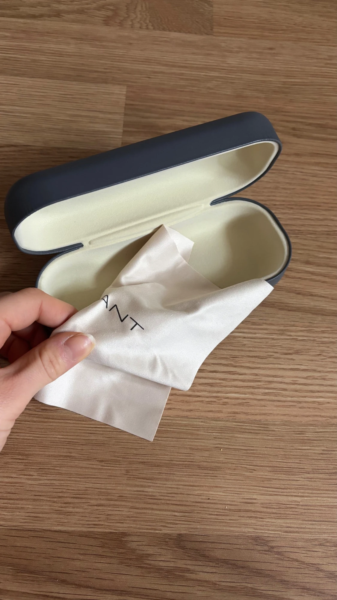 GANT glasögonfodral med putsduk