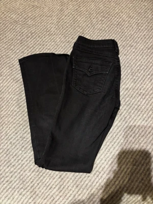 Svarta True Religion bootcut jeans - Svarta jeans från True Religion, modell Becca. Knappt använda, passar i längd på mig som är 165 cm lång. 