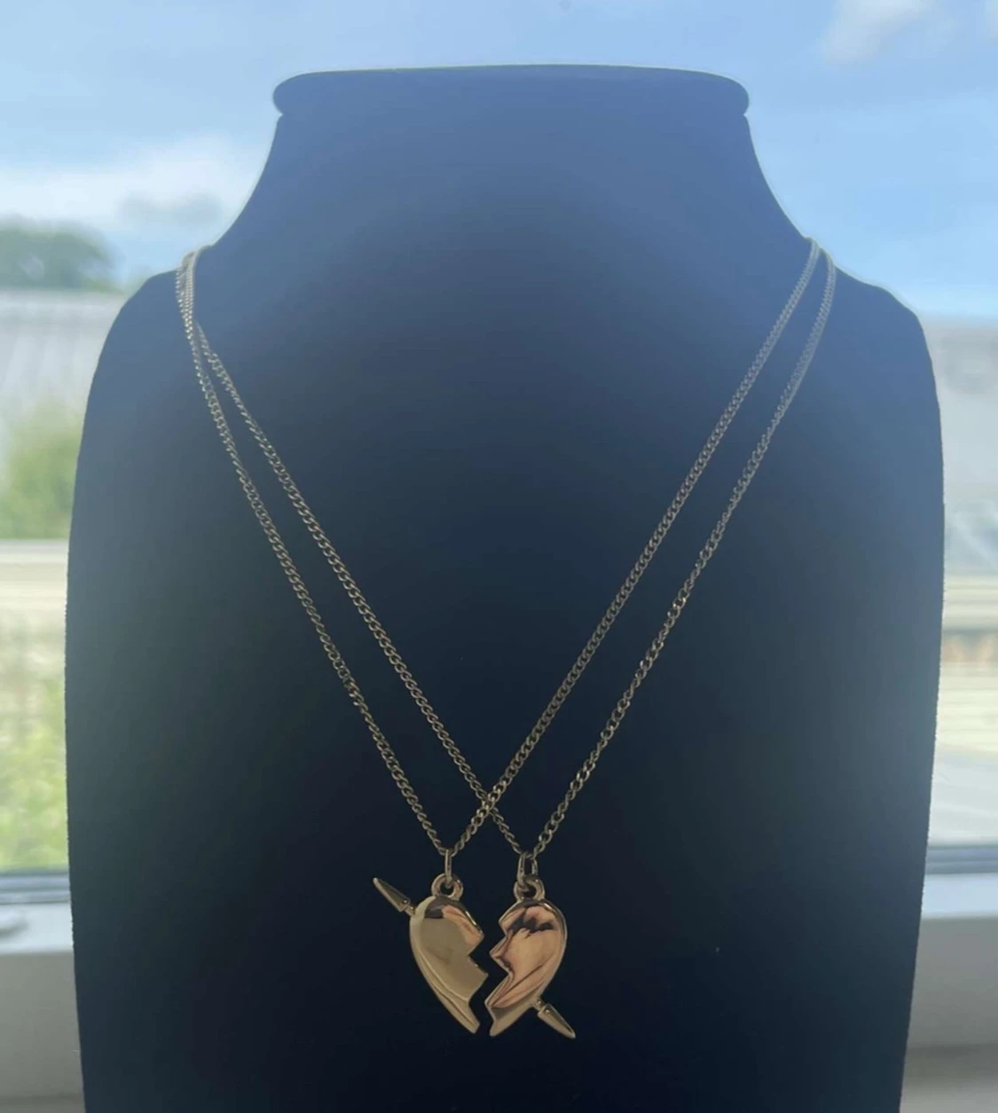 Guldiga halsband med krossade hjärtan