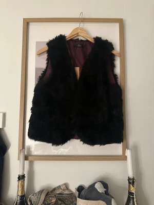 Päls väst svart - Svart pälsväst, står ej storlek men skulle säga s❤️