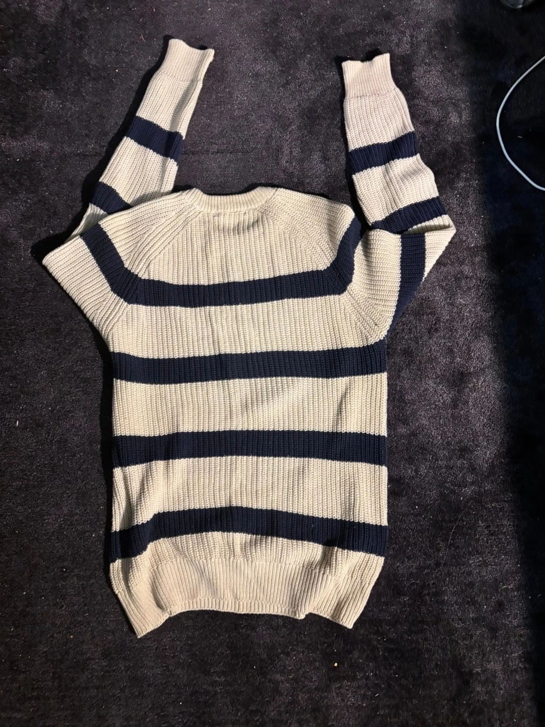 Randig stickad tröja i beige och marinblå - 1