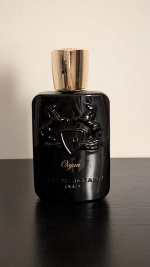 Parfums de Marly Oajan 125ml discontinued 2021 version (tester flaska) - Lyxig Eau de Parfum från Parfums de Marly. Flaskan rymmer 125 ml och är tillverkad i Frankrike. Perfekt för dig som vill sticka ut med en exklusiv doft.  C 110 ml kvar (tester flaska)