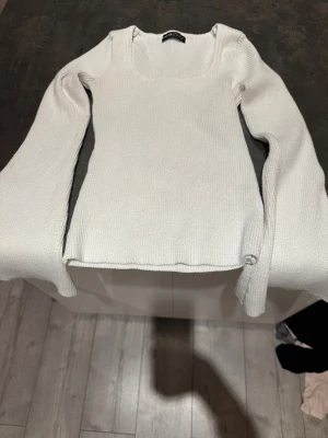 Vit ribbad långärmad topp från SHEIN - Säljer en vit ribbad långärmad topp från SHEIN med fyrkantig ringning. Toppen är stickad och har en slim passform som sitter snyggt på kroppen. Perfekt att styla med jeans eller kjol för en clean look.💞💞