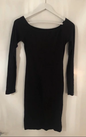 Svart ribbad långärmad klänning BikBok - En svart, tight ribbad klänning från BikBok i storlek M. Klänningen har lång ärm, rundad halsringning och är i stretchigt material