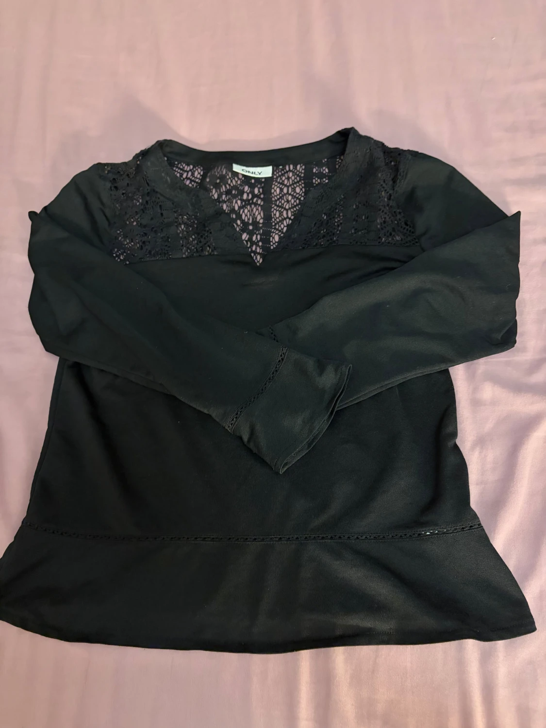 Svart blus med spets från ONLY