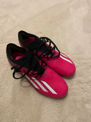 Adidas X Speedportal - Säljer ett par Adidas X Speedportal fotbollsskor i en riktigt snygg rosa färg med vita detaljer och svarta snören. Storlek 43 1/3 använda en gång.