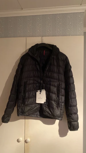 Moncler jacka  - Moncler jacka i modellen Octavien giubbotto (Black label) Skick 7/10 storlek 2 i Moncler vilket motsvarar S/M givetvis äkta 