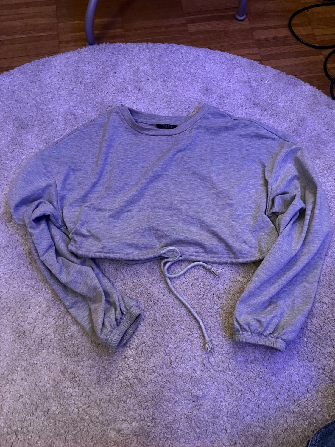 Grå croppad tröja från SHEIN - 1