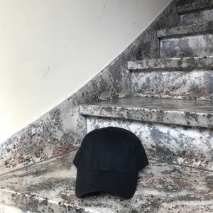 Svart keps - En helt vanlig svart keps som är justerbar och det finns 1x