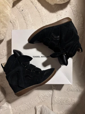 Isabel Marant svarta wedge sneakers - Säljer mina älskade isabel marant skor då dom har blivit för små. Dom är använda ca 5-10 gånger och är i mycket bra skick. Dom är köpta från butiken Jackie och jag köpte dom för 4800kr i storlek 36. Skriv gärna vid frågor. 