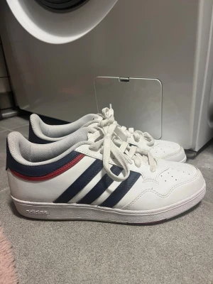 Adidas sneakers  - Fräscha Adidas sneakers i storlek 39/1/3. ordinarie pris 749 kr!☺️
