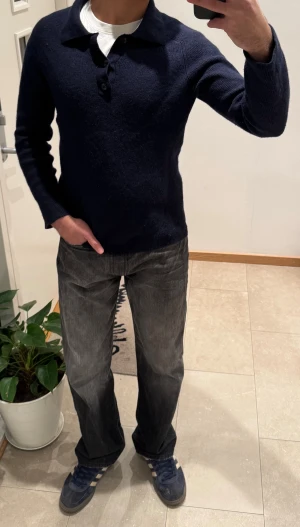 Mörkblå stickad polotröja med knappar - Massimo Dutti tröja, använd ett fåtal gånger. Rätt liten i storlek, passar S.