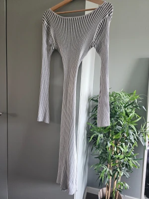 Ribbad klänning från Gina Tricot - I väldigt fint skick. Stretchigt material.