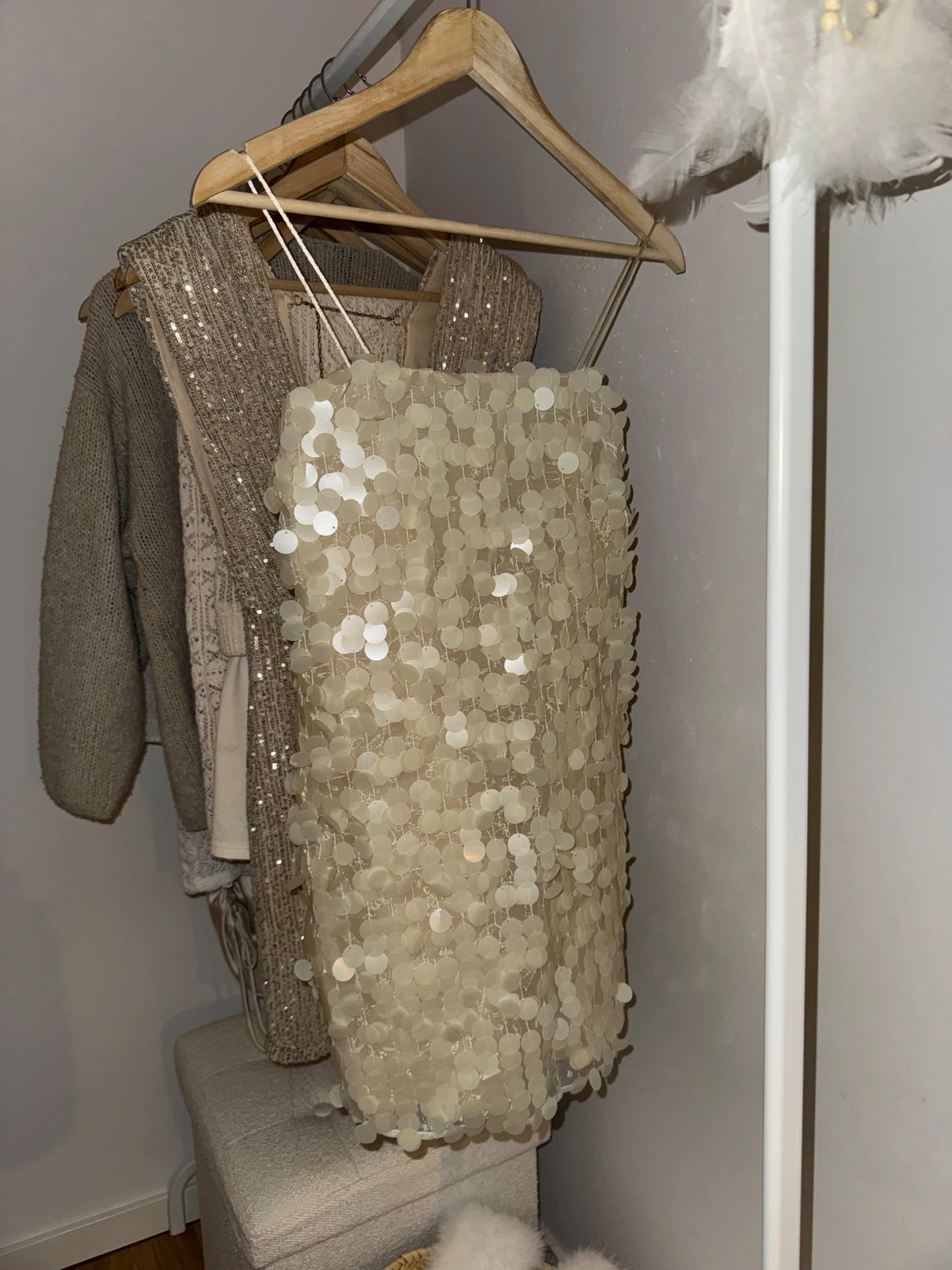 Cremefärgad  paljettklänning  - 1