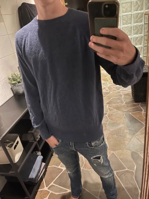 Blå stickad tröja från Oscar Jacobson - Snygg marinblåblå stickad tröja från Oscar Jacobson i klassisk modell, storlek XS. Passar dig som är runt 170-175cm . Perfekt för dig som gillar stilrena och enkla plagg med diskret broderad logga vid nederkanten. Hör gärna av dig om funderingar!😁Nypris 1499kr 