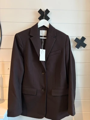 Brun oversized twill kavaj🤎 - Snygg brun oversized kavaj från NA-KD i twillmaterial🤎Helt ny, med prislapp. Säljer då jag inte hann skicka tillbaks. Storlek 36.🤎Nypris 899, mitt pris 399.