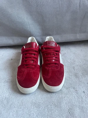 Valentino Garavani röda sneakers - Snygga röda sneakers från Valentino Garavani. Inget og. Alla nitar kvar helt nya.