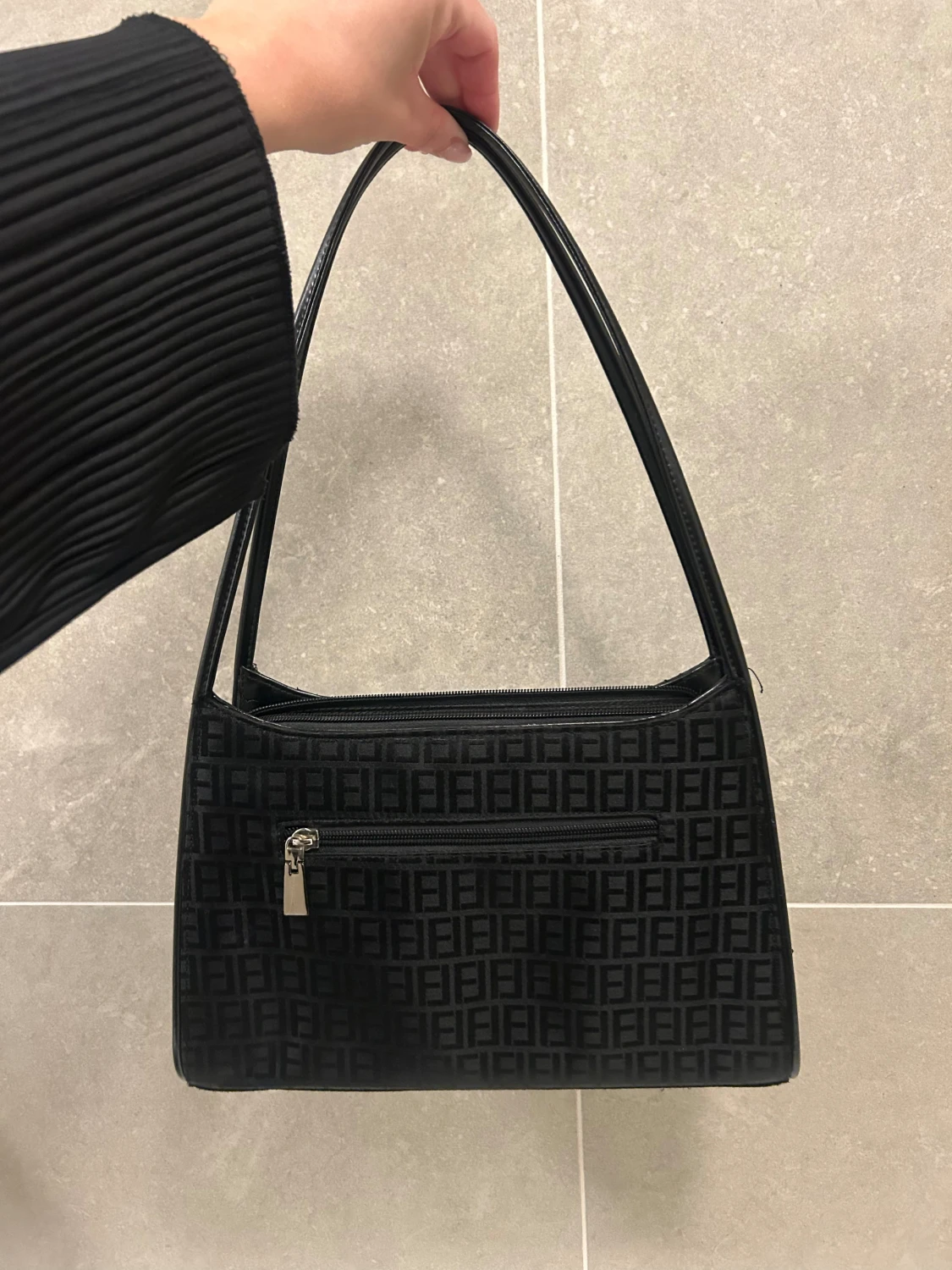 Svart Fendi axelväska med FF-mönster - 2