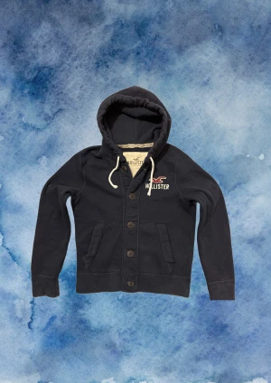 Vintage Hollister Cardigan Med Knappar - Säljer denna otroliga sällsynta och feta Hollister cardigan med knappar | Mycket bra skick | Längd ≈ 61cm, Bredd armhåla - armhåla 51 cm | Modell 175, 68 kg