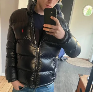 Glansig Ralph lauren jacka - Checka in mina andra jackor!                                             Glansig Ralph lauren jacka i riktigt bra skick, perfekt till vintern. Storleken är Xl ungdom sitter som xs herr