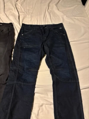 Jeans bundle  - 2 par olika jeans jag säljer eftersom dem inte kommer till användning. priset går såklart att diskutera och det är en väldigt bra deal eftersom båda kostar tillsamans 1600 men jag säljer båda för 250kr. Jack and Jones jeansen är i helt okej skick och denim jeansen är i ny skick skriv för funderingar! Denim jeansen är i storlek 29 och j&j jeansen 31