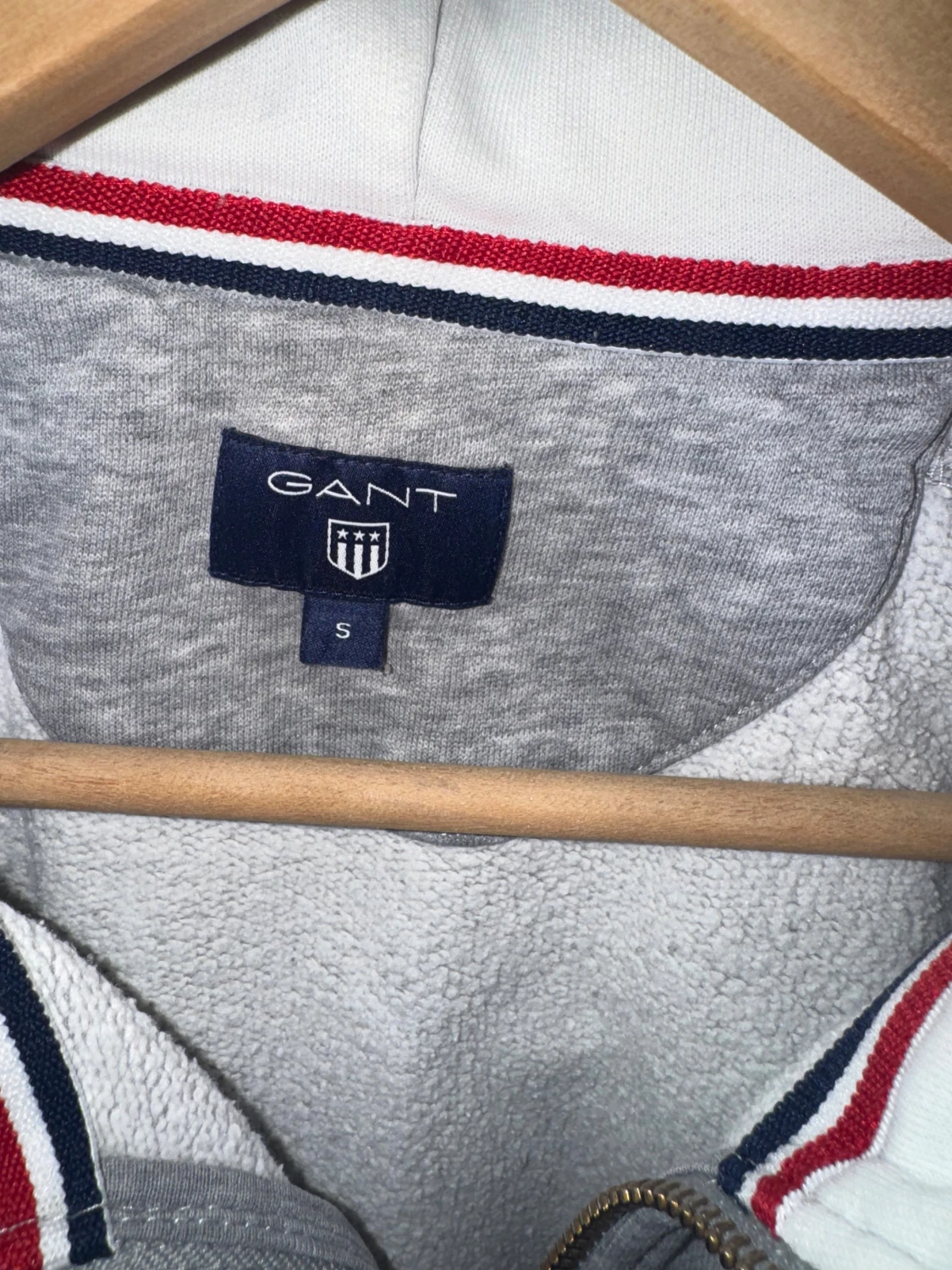 Grå hoodie från GANT med dragkedja - 1