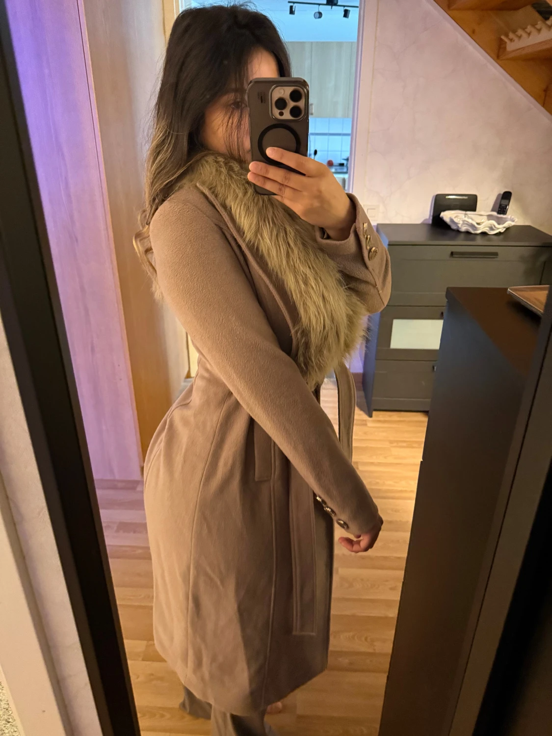 Beige kappa med fuskpäls och bälte - 1