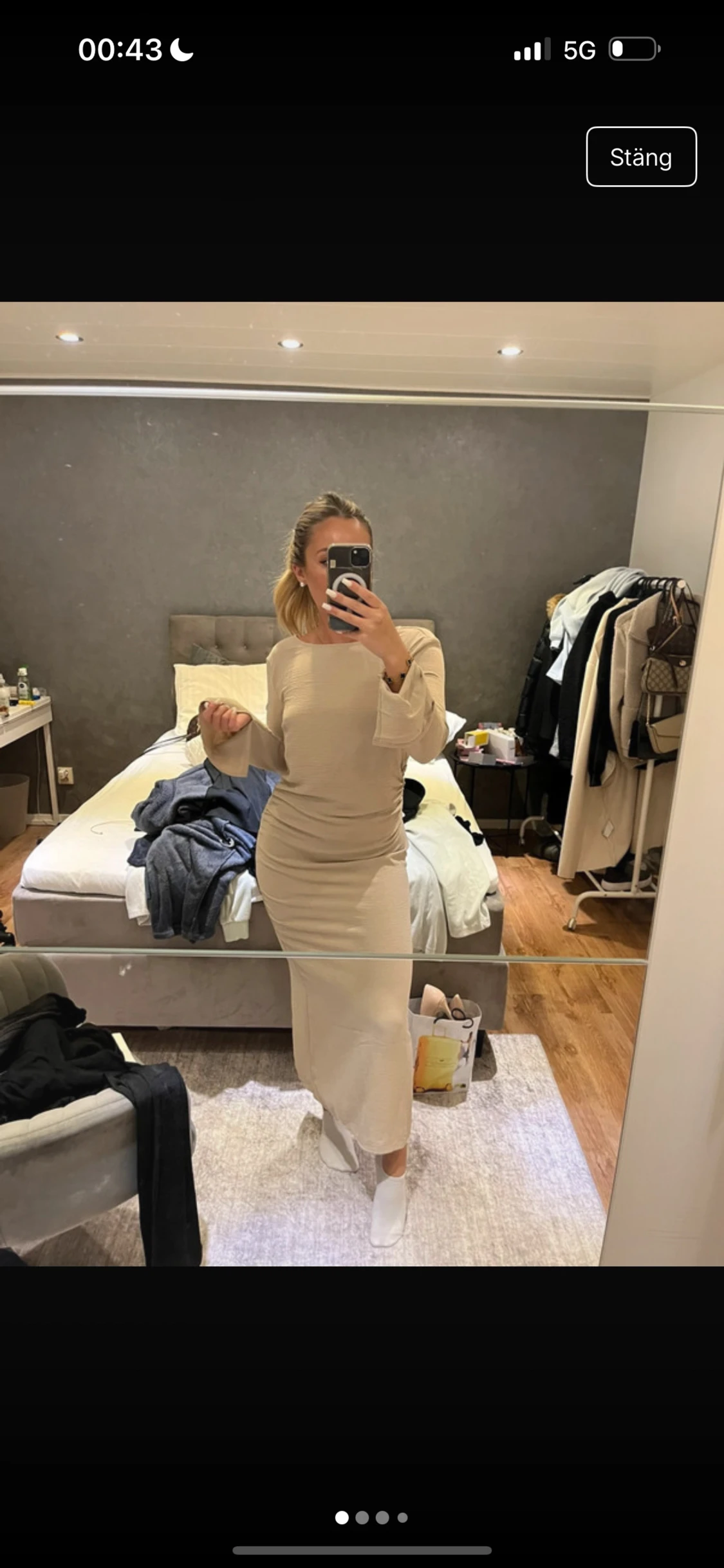 Beige långärmad långklänning med öppen rygg