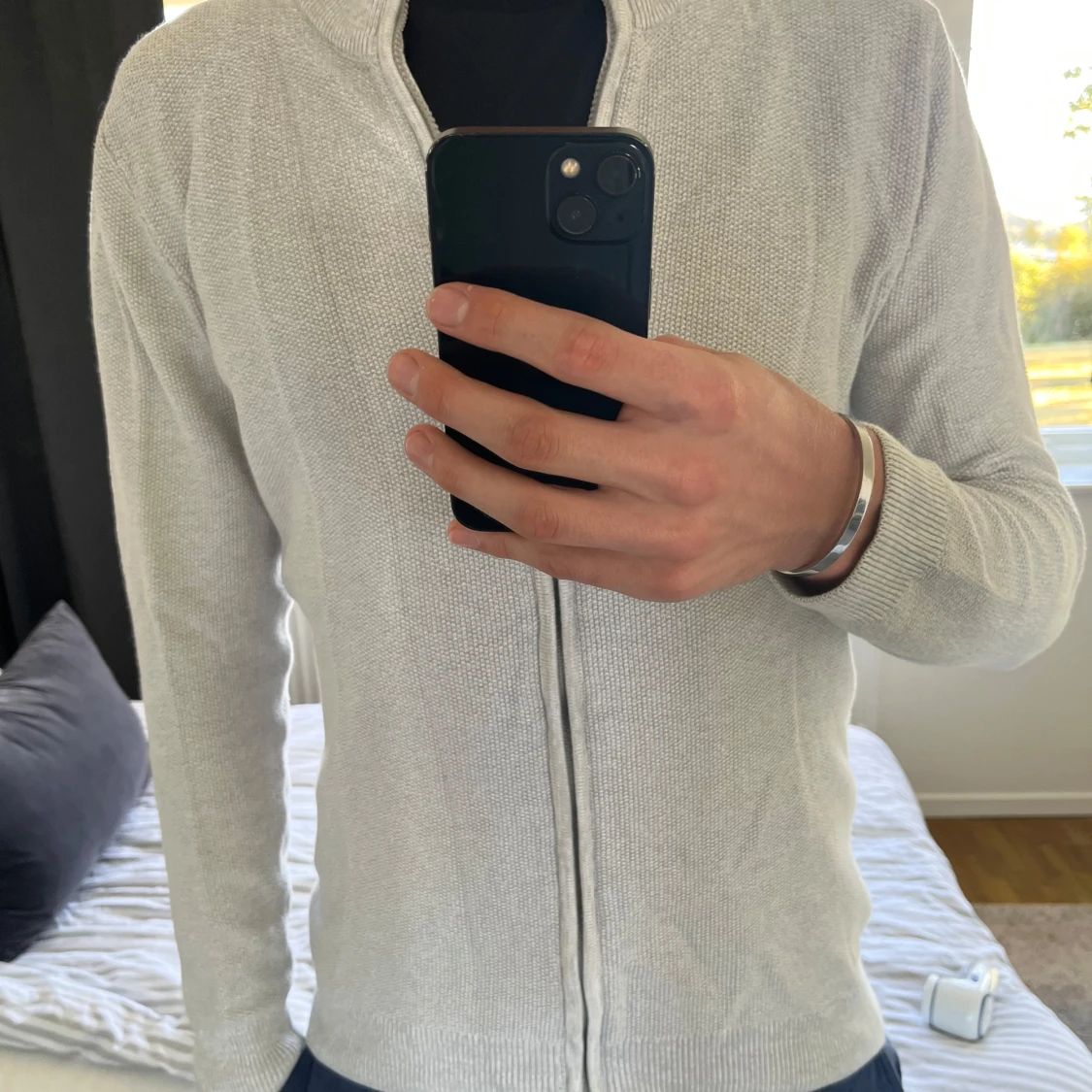 Ljusgrå kofta med dragkedja från Indicode