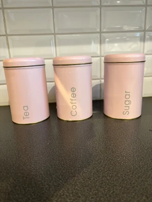 Rosa burkar  - Rosa burkar, använda men i fint skick 🤎 • TikTok: Ginise  #burkar #rosa #te #kaffe #socker 