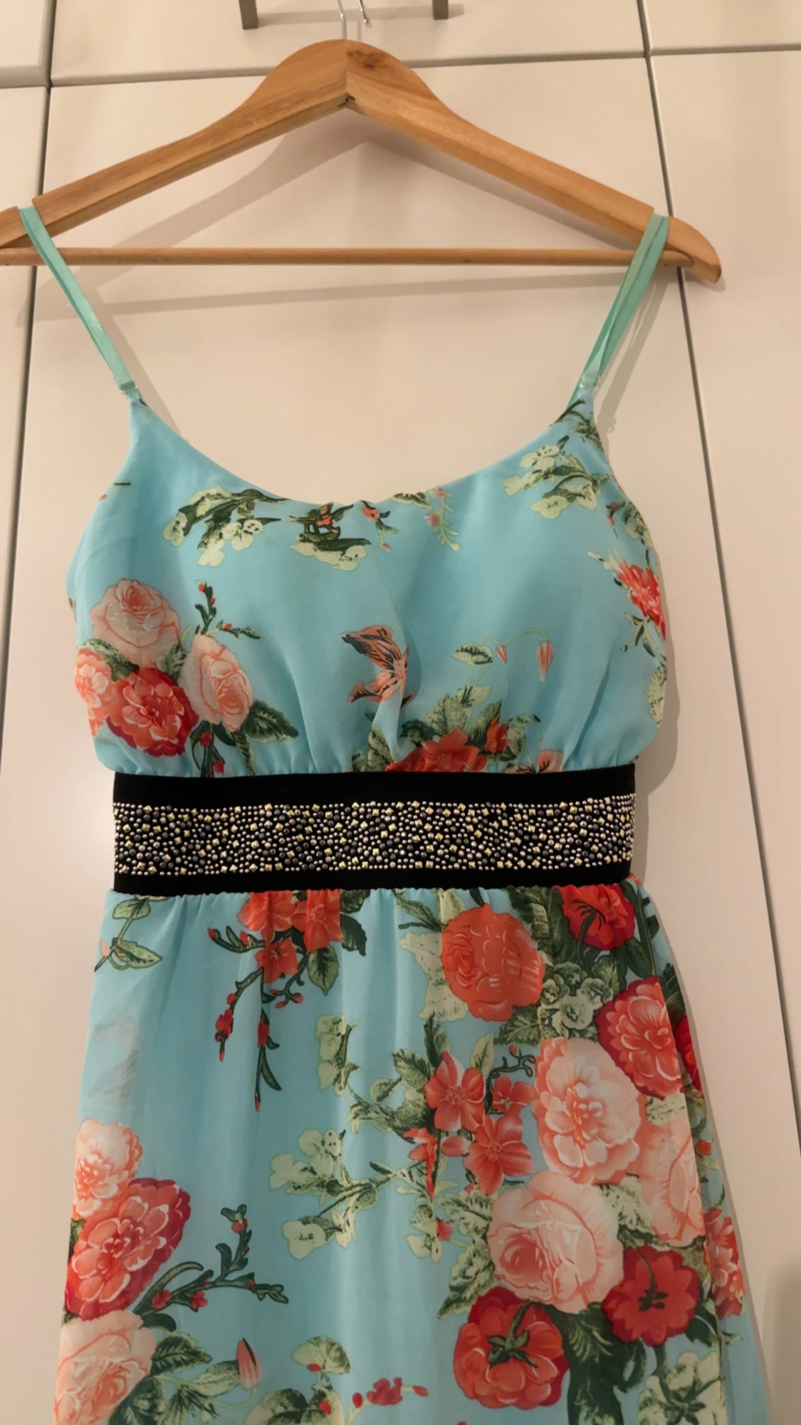 Blommig klänning med pärldetaljer - 4