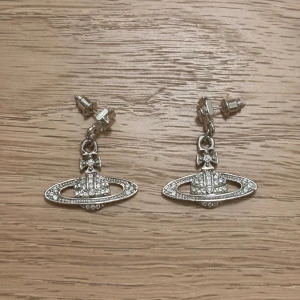 Viv Hängande Örhängen - Helt nya! Inte silver (skriv till mig innan)