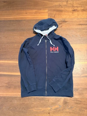 Helly Hansen hoodie  - Helly Hansen hoodie | bra skick | storlek M | pris:225kr. Hör gärna av dig vid frågor.
