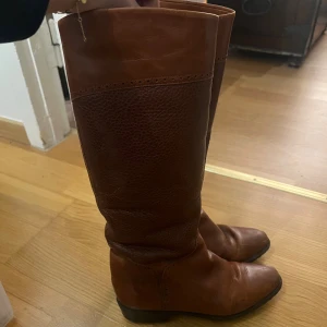 Läderstövlar - Jättefina läderstövlar med liten klack, som är köpta second hand men tyvärr inte passade. De är fodrade vilket syns på sista bilden. Storlek 37, men är små i storleken. Använd gärna köp nu!🌸