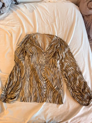 Adoore klänning  - Jättefin klänning från adoore. Storlek 36 men uppsydd ca 5 cm. Använd 1 gång. 