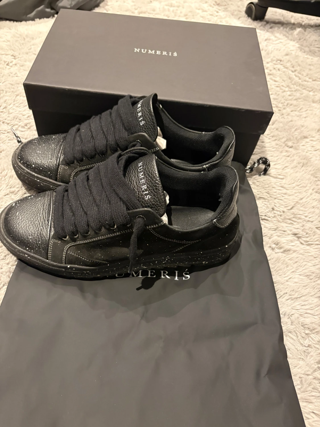 Svarta sneakers från Numeris med vita stänk - 1