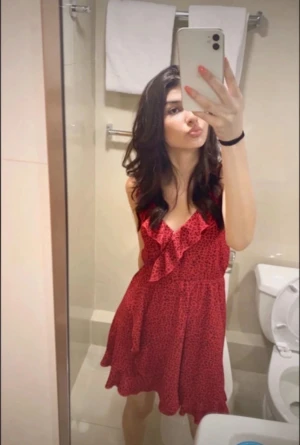 Vinröd leopardmönstrad volangklänning - Säljer en röd kortklänning med leopardmönster och volangdetaljer vid halsringningen💕